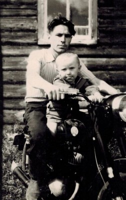 А.В. Буторин с сыном Анатолием в с. Красное Даровского района, примерно 1958.jpg