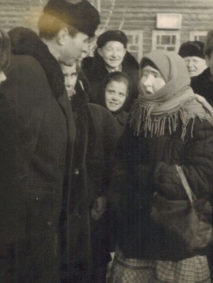 Буторин председатель колхоза Новый путь Мурашинского района, на проводах зимы, бабка просит путёвку на тот свет, 1960-е.jpg