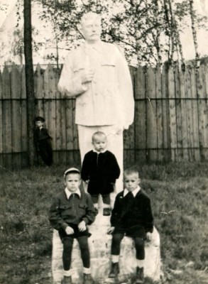 памятник сталину, кирс, 1959.jpg