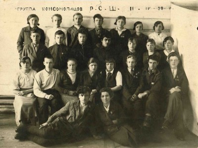 Комсомольцы Рудничной средней школы. Апрель 1939 г..jpg