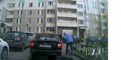 Таксист тормознулся, жена на разборки пошла..jpg