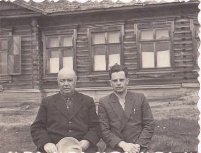 Павел Александрович Вишневский и Эдуард Иванович Кальмбах у больницы.jpg