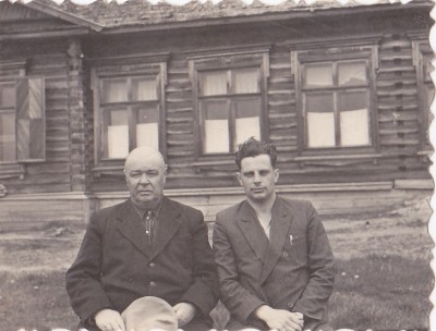 Павел  Александрович  Вишневский  и  Эдуард  Иванович Кальмбах  у больницы.jpg