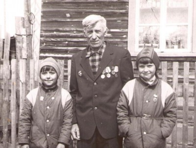 Золотько МихаилТрофимович с внуками Ваней и Сашей 1.jpg