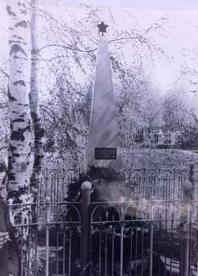 братская могила 2002.jpg